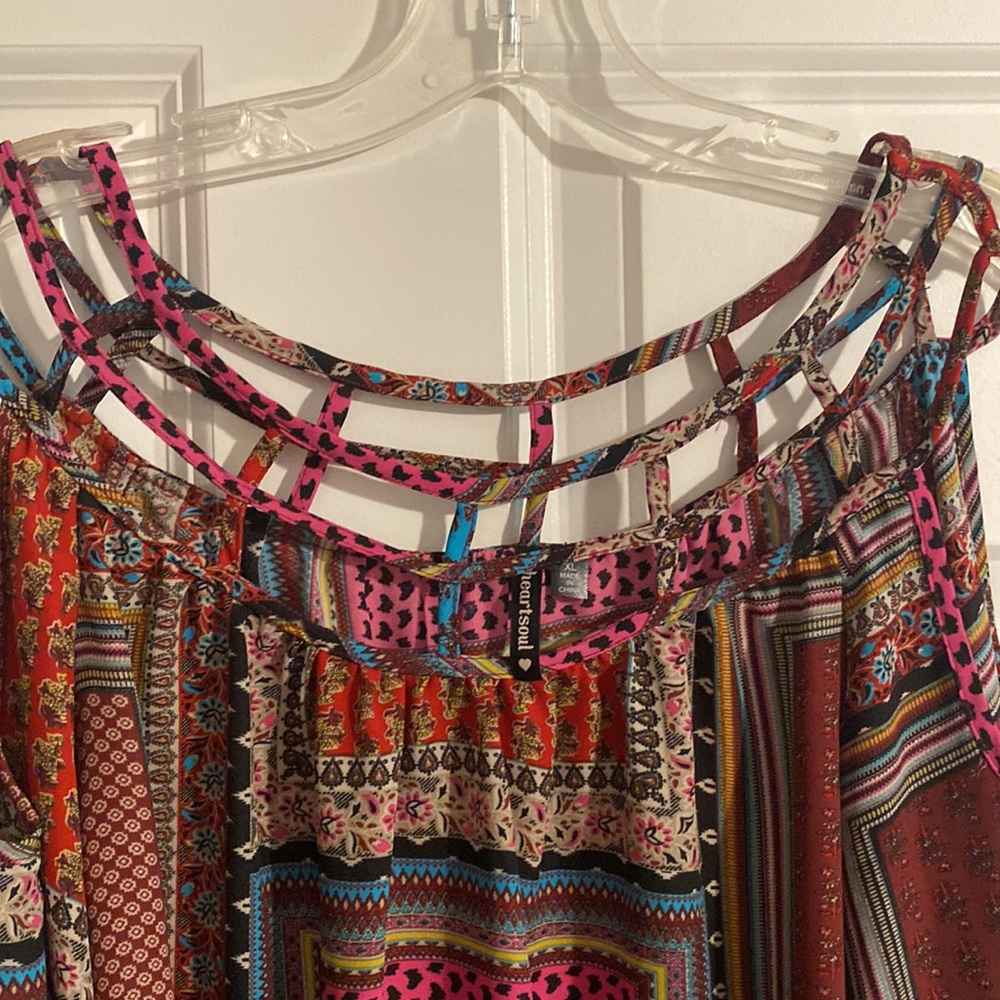 Boho style multi-color blouse. Peek-a-boo shoulder. Heartsoul brand. XL. - Picture 4 of 4